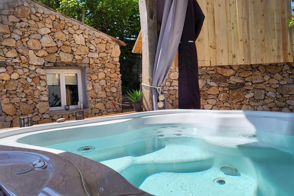 L'Antre Deux Pierres, Romantisme, Jacuzzi Exterieur, Plateau Dinatoire Bouyon エクステリア 写真